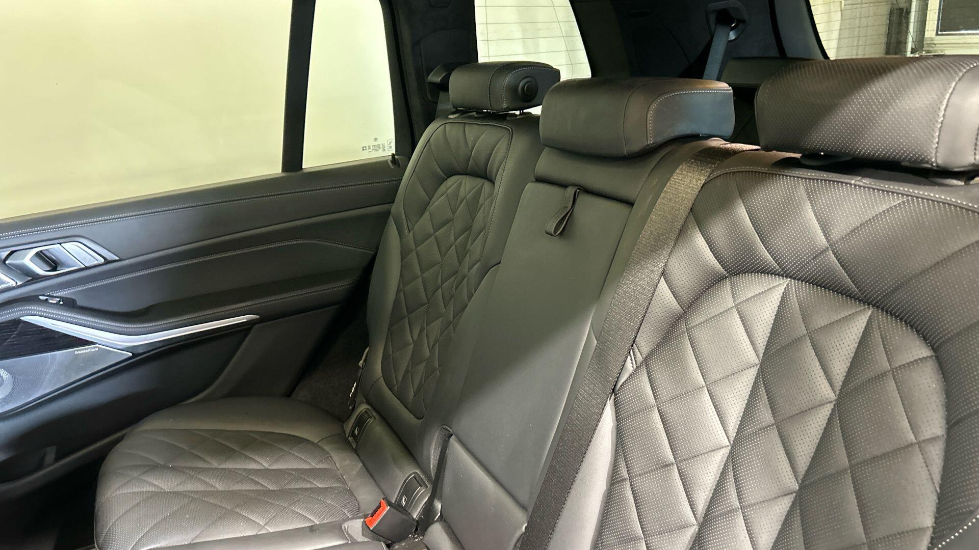 BMW X7 view 12