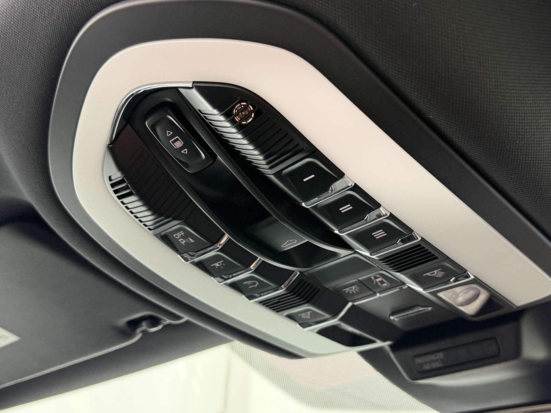 Porsche Macan view 44
