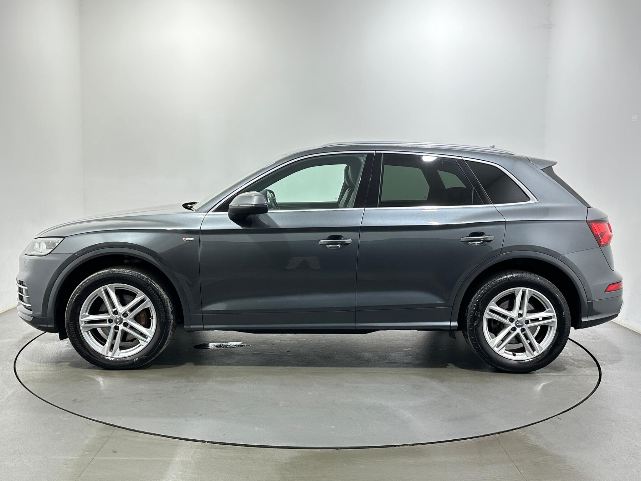 Audi Q5 view 5