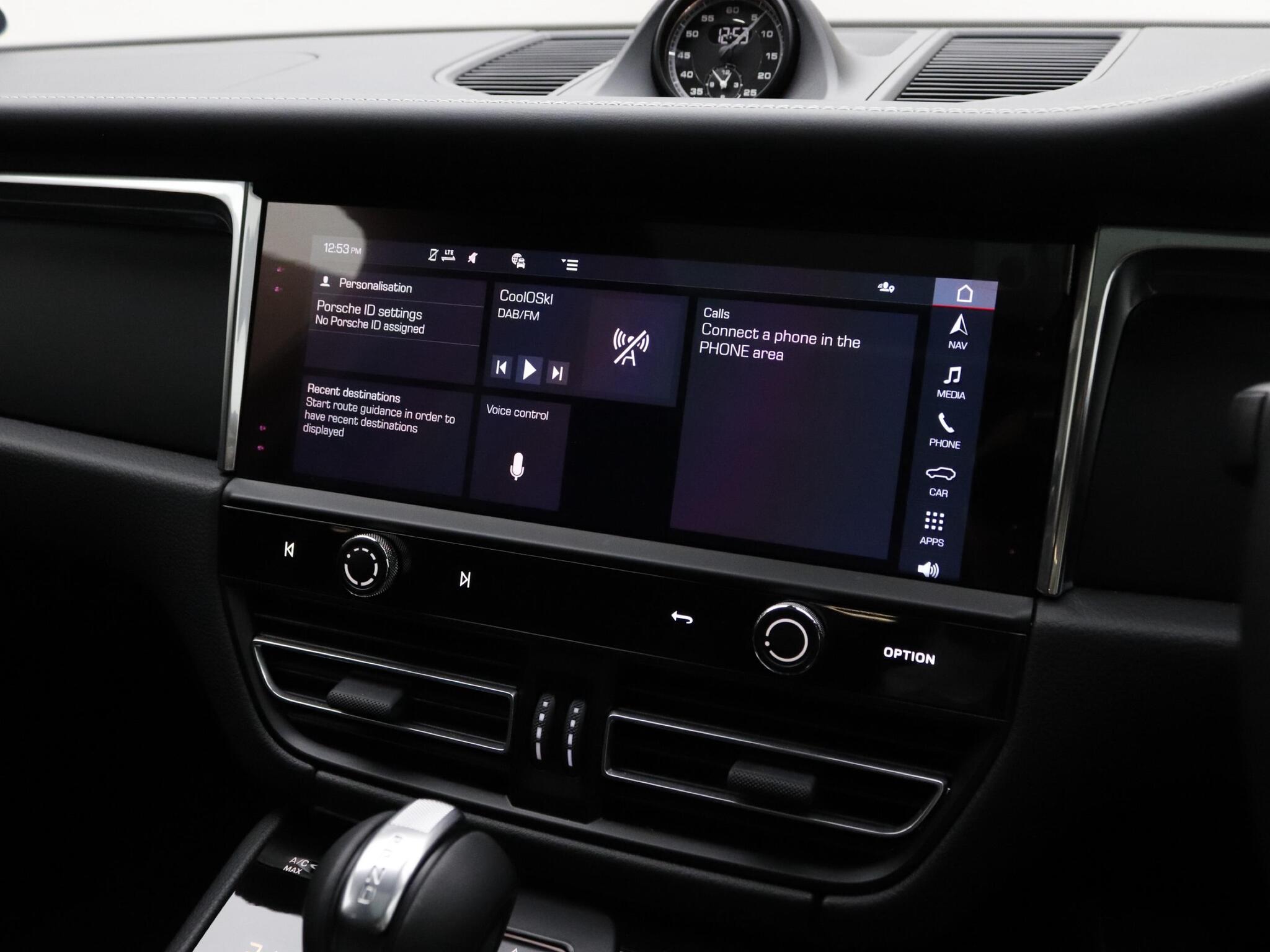 Porsche Macan view 26