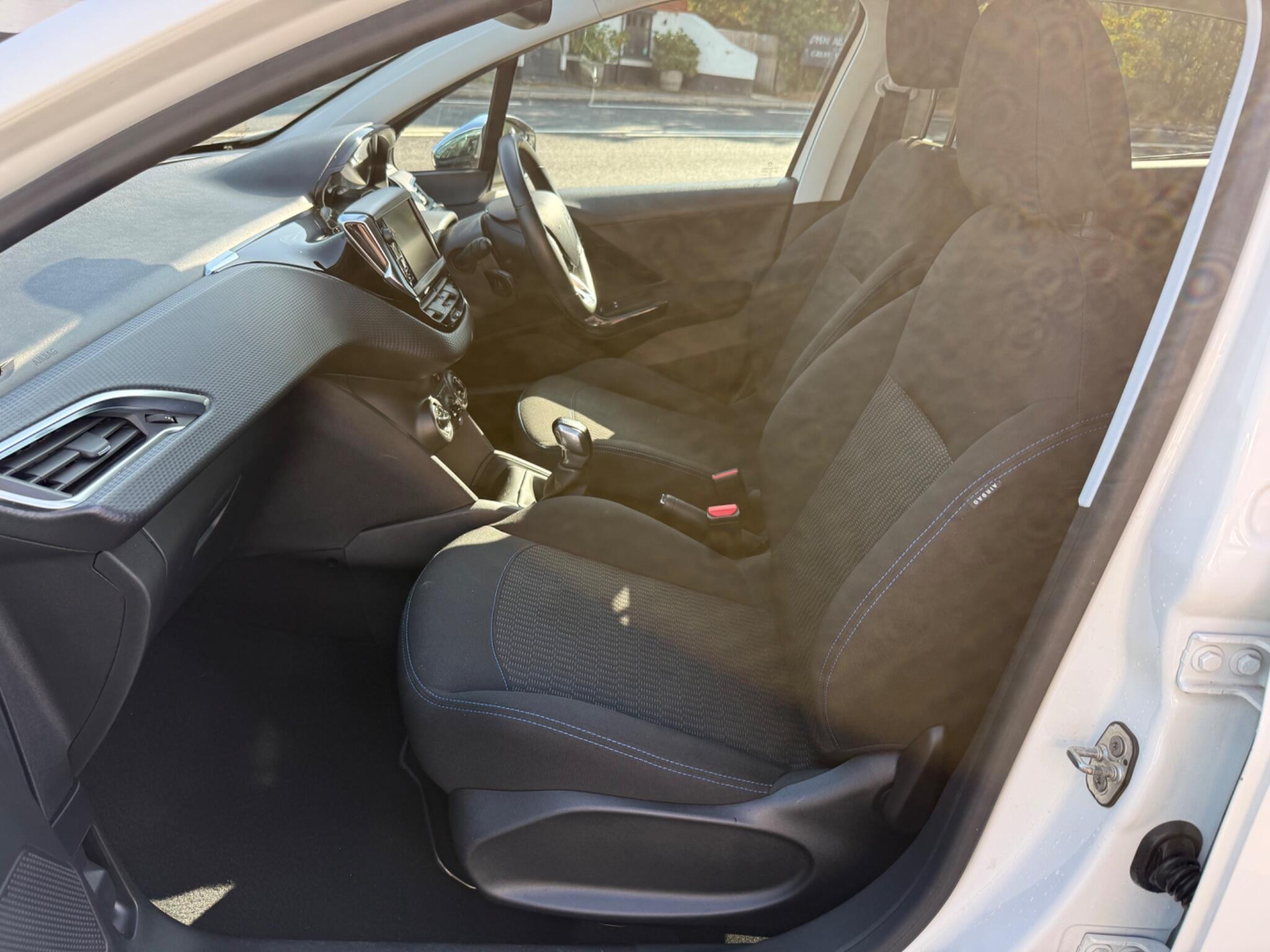 Peugeot 208 view 33