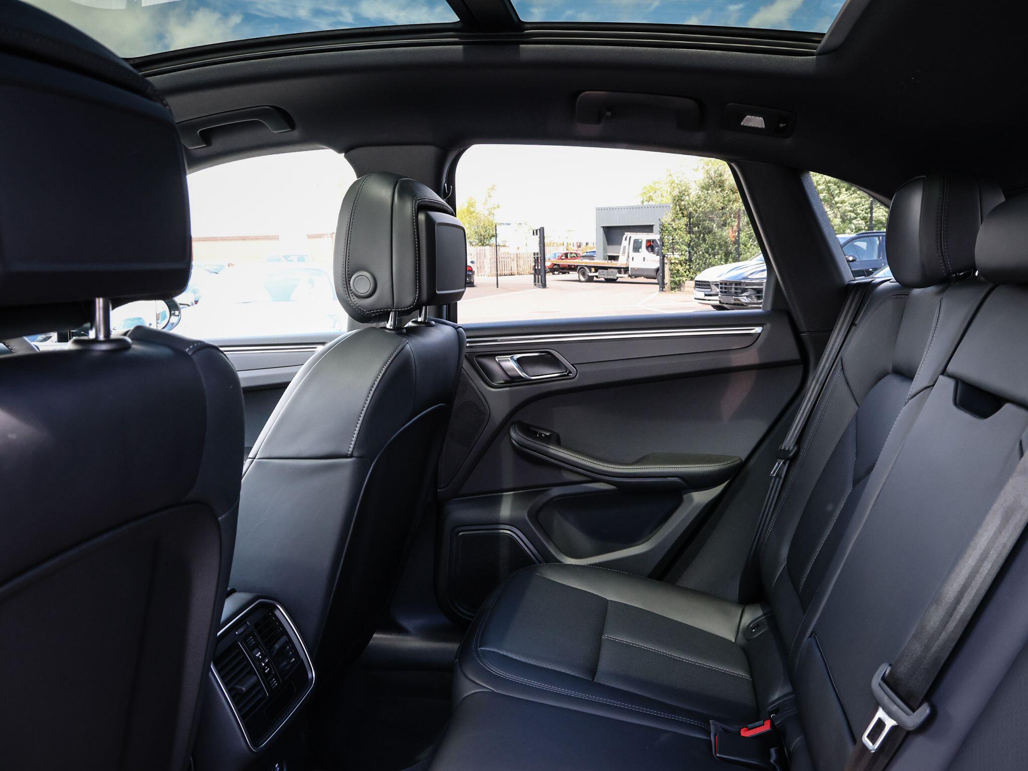 Porsche Macan view 14