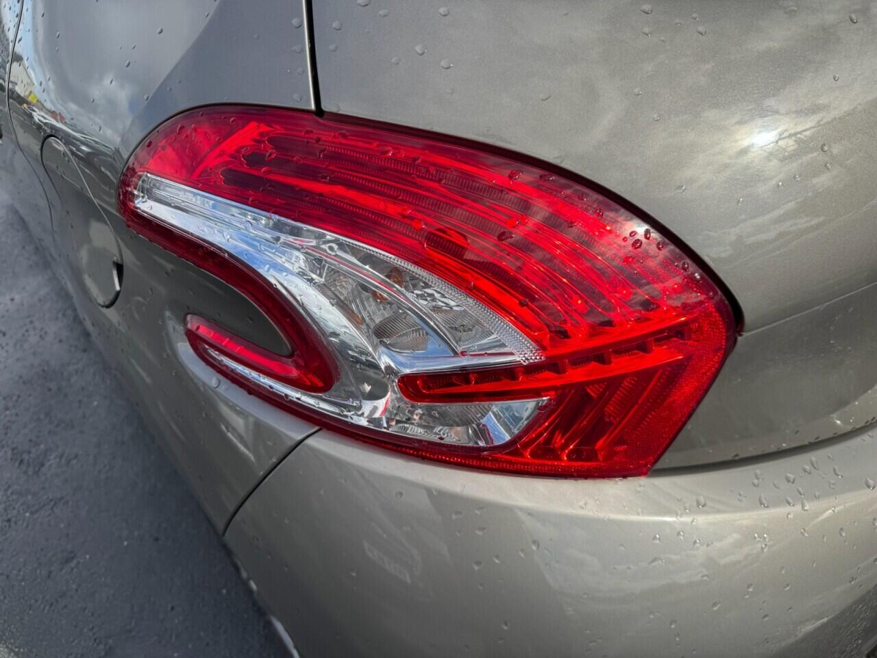 Peugeot 208 view 11