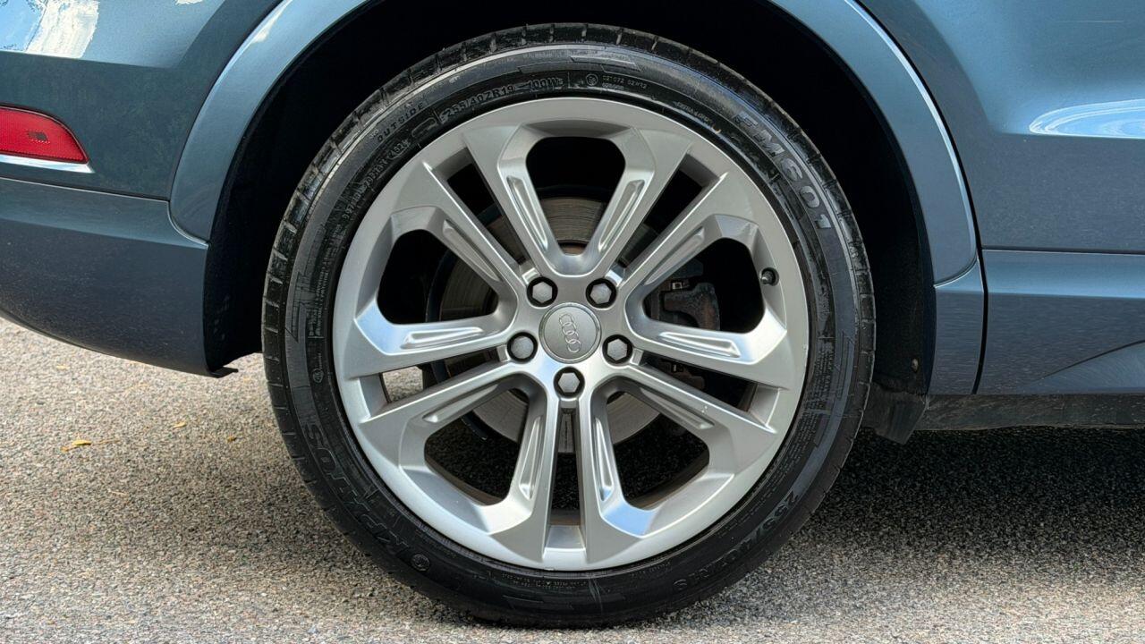 Audi Q3 view 38