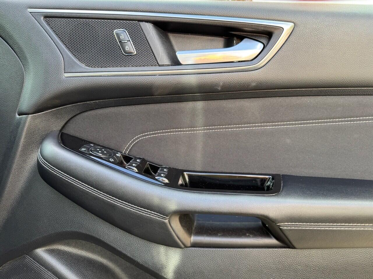 Ford Edge view 20