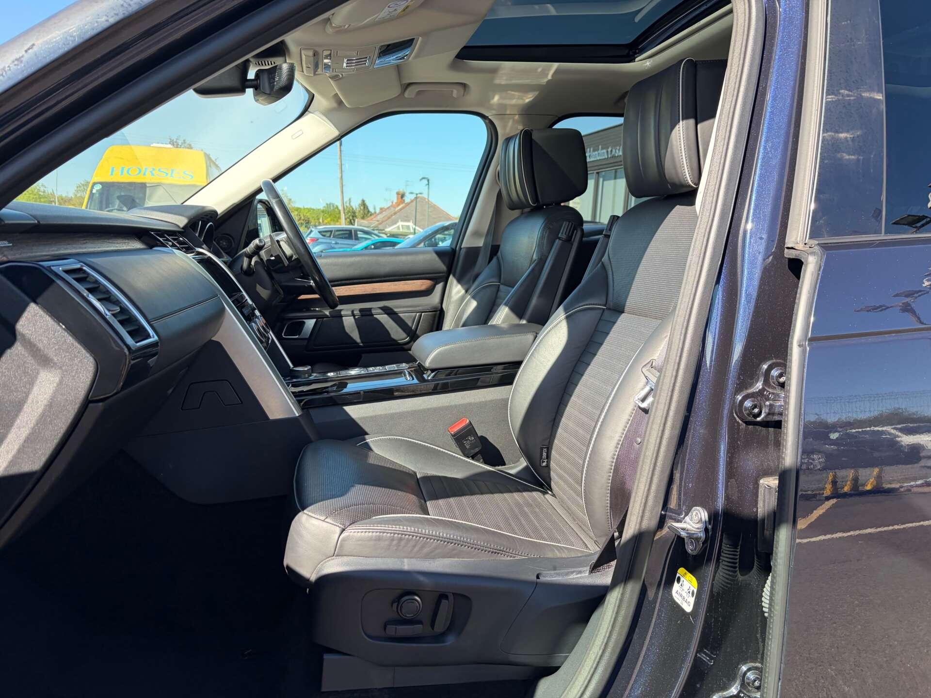 Land Rover Discovery 3 view 15