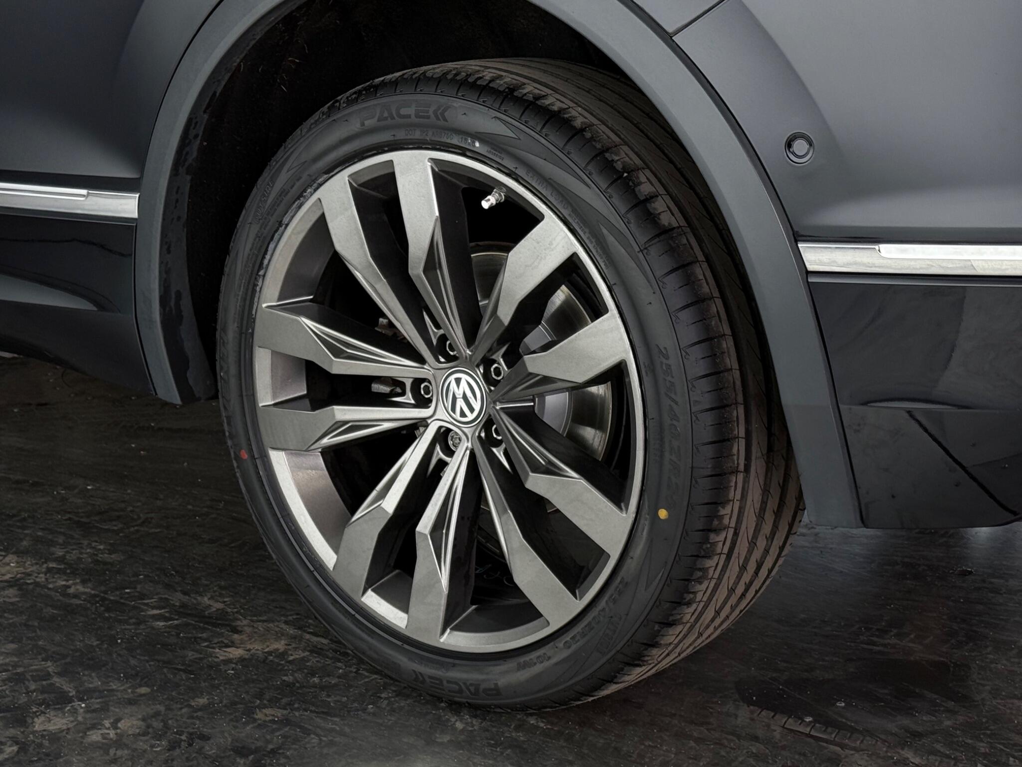 Volkswagen Tiguan Allspace view 8