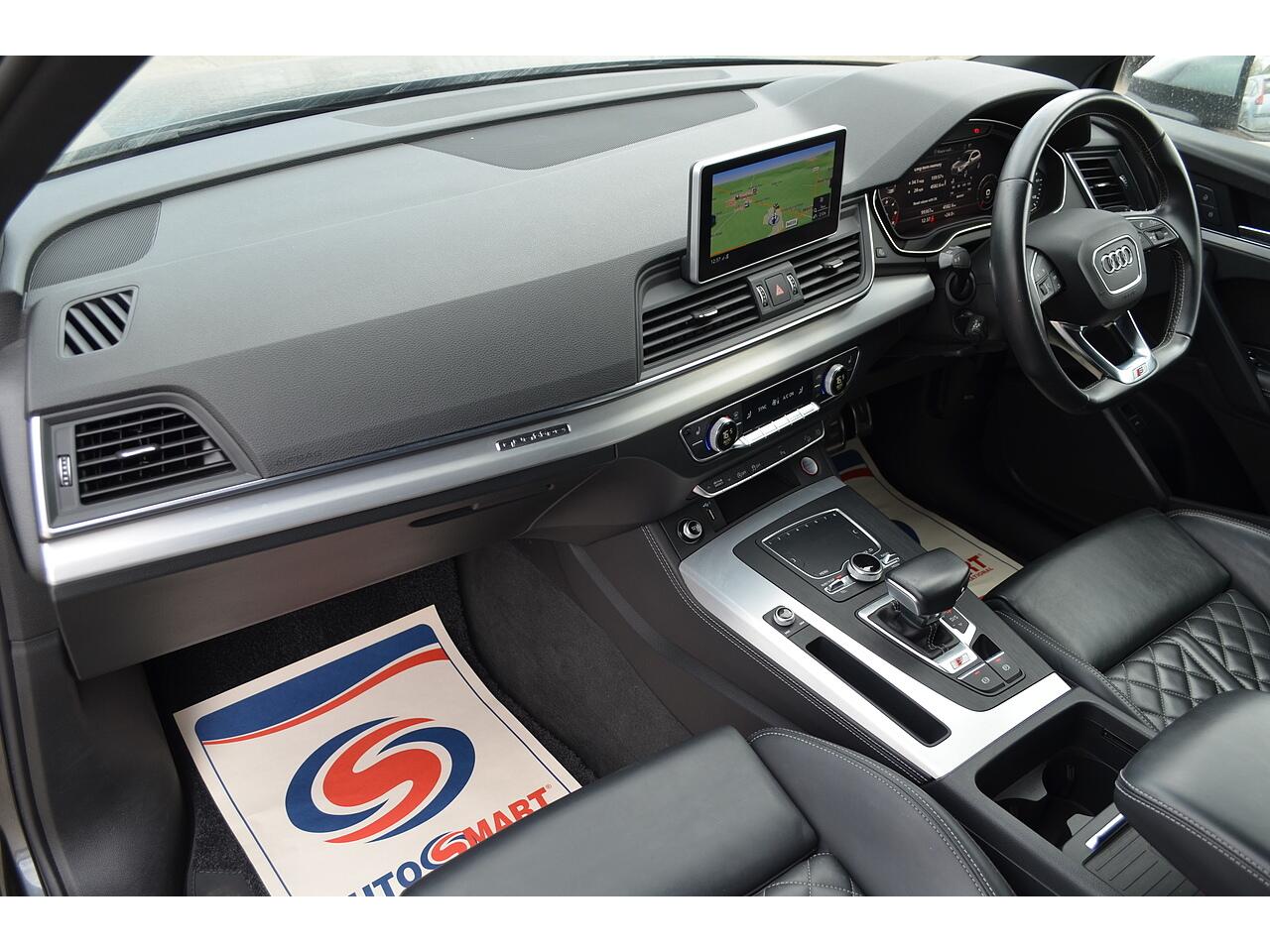 Audi SQ5 view 32