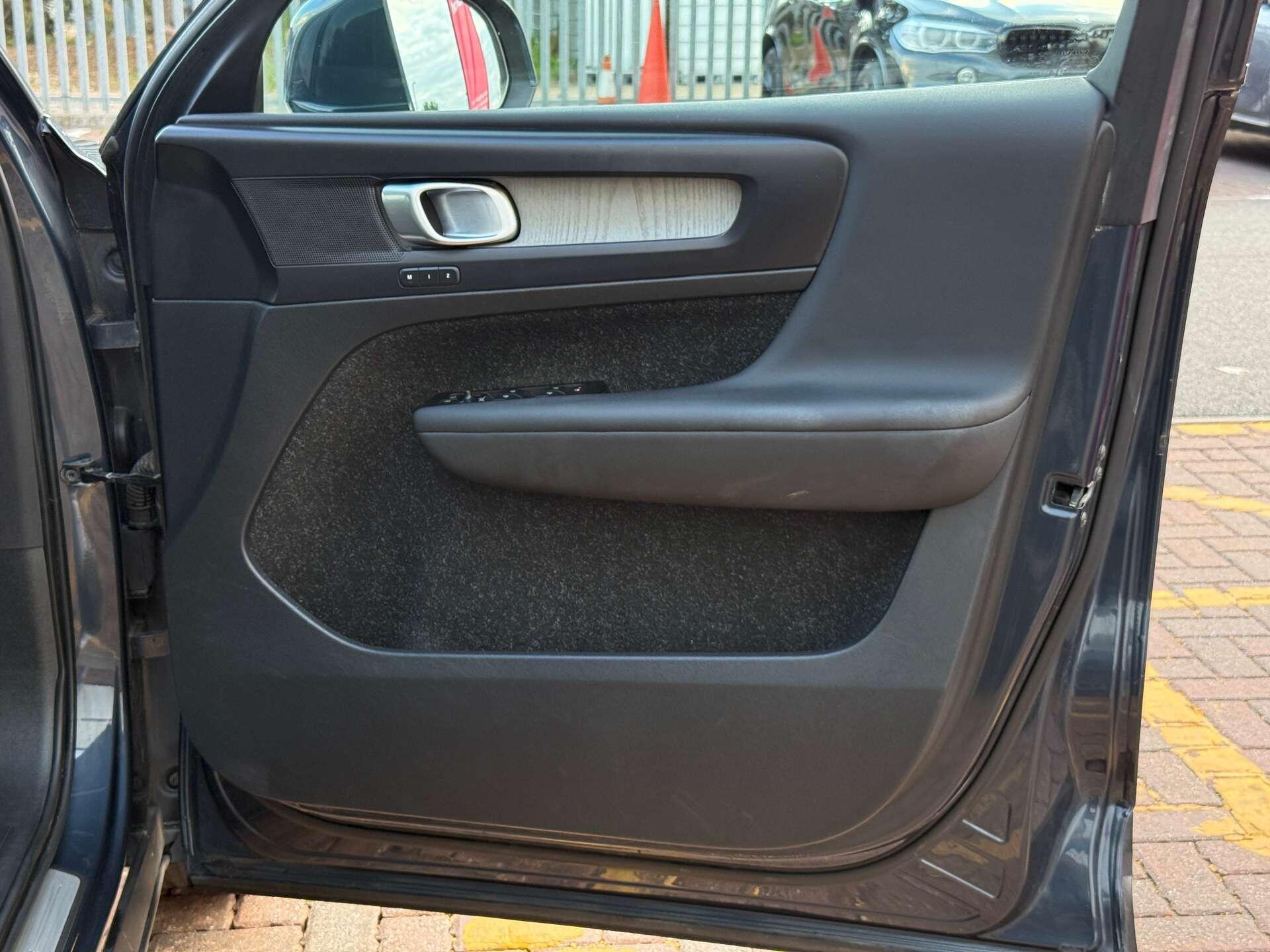 Volvo XC40 view 21