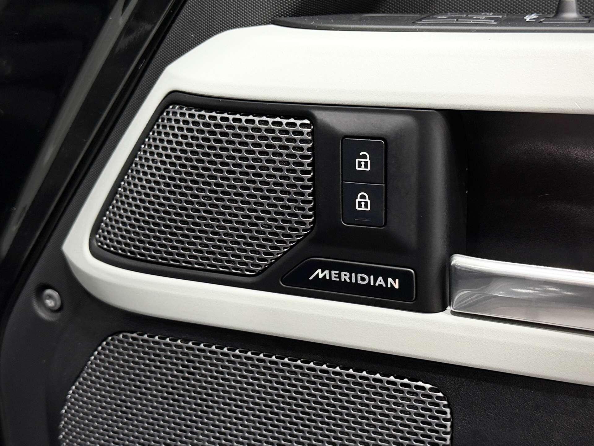Land Rover Defender view 39
