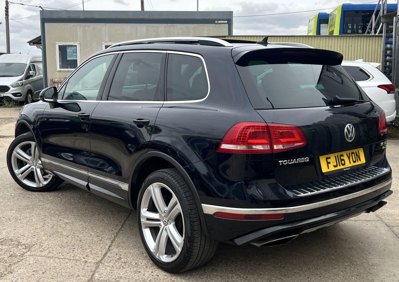 Volkswagen Touareg view 5