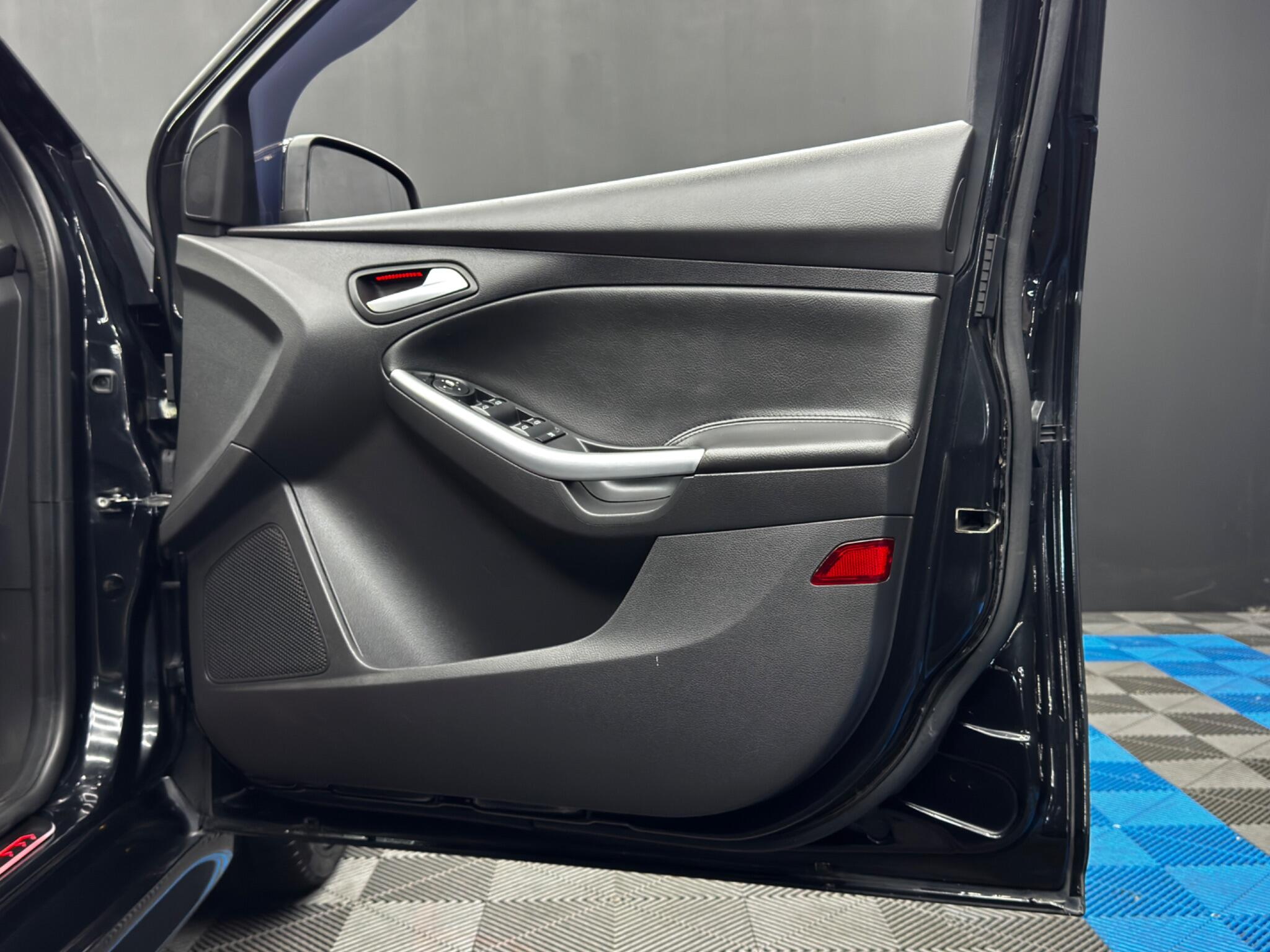 Ford Focus view 35