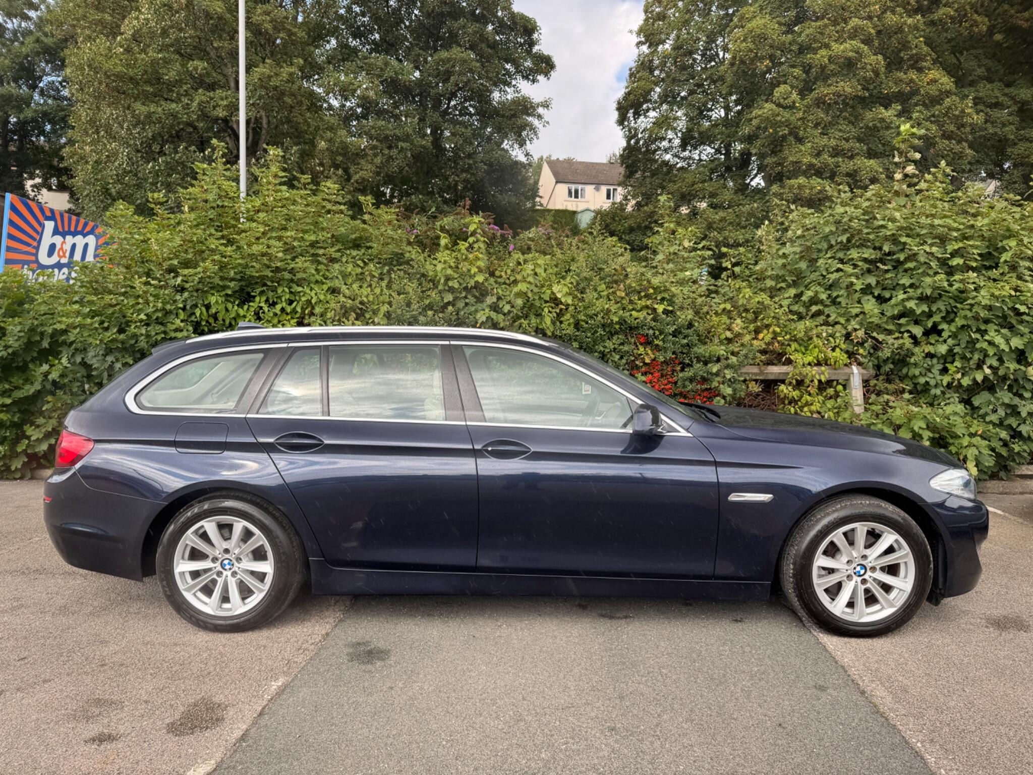 BMW 5 Series view 4