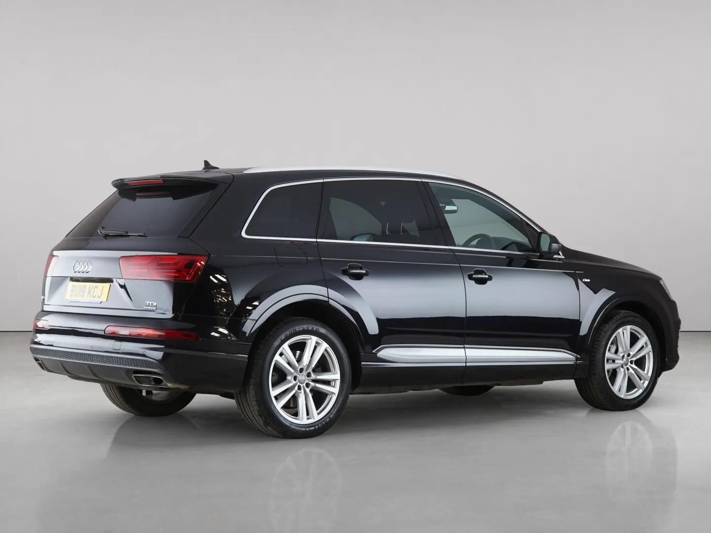 Audi Q7 view 8