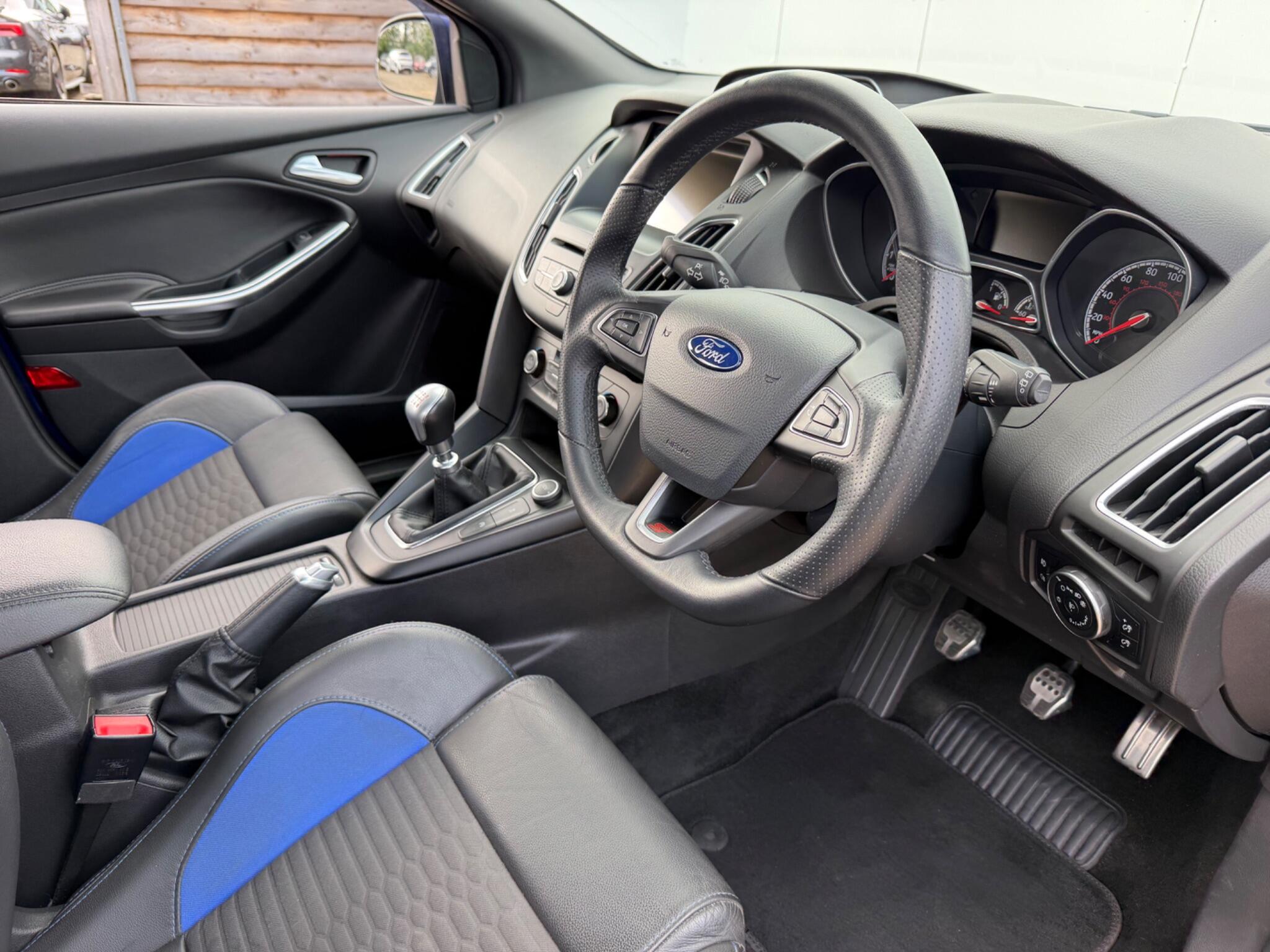 Ford Focus view 14