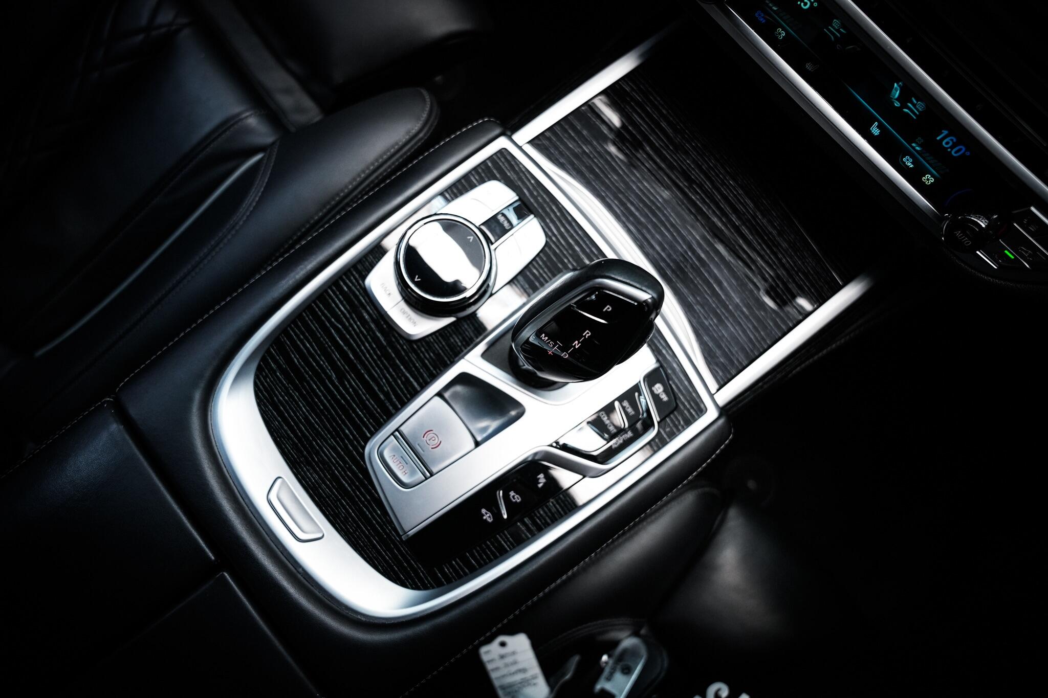BMW 7 Series view 5