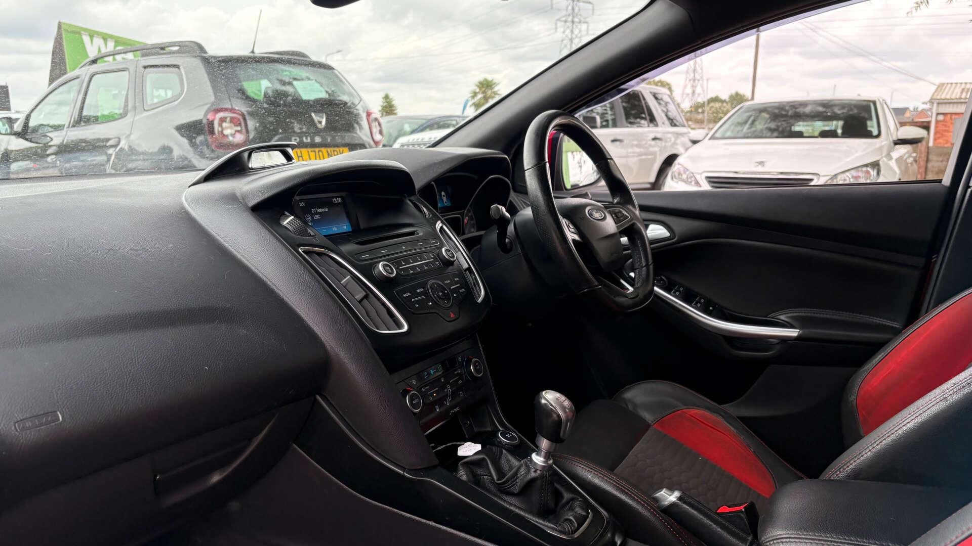 Ford Focus view 14