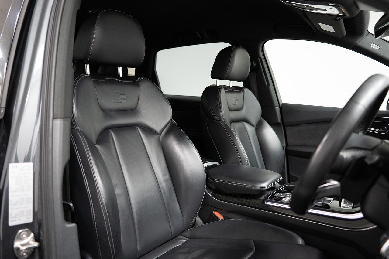 Audi Q7 view 2