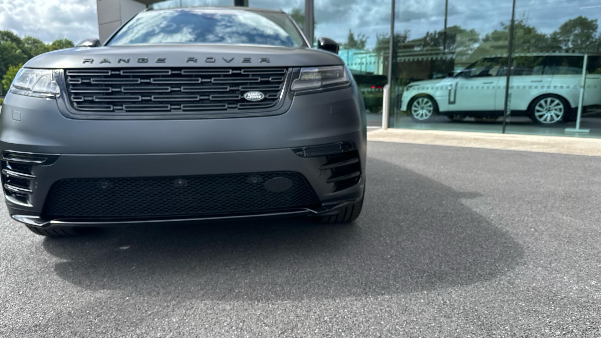 Land Rover Range Rover Velar view 41