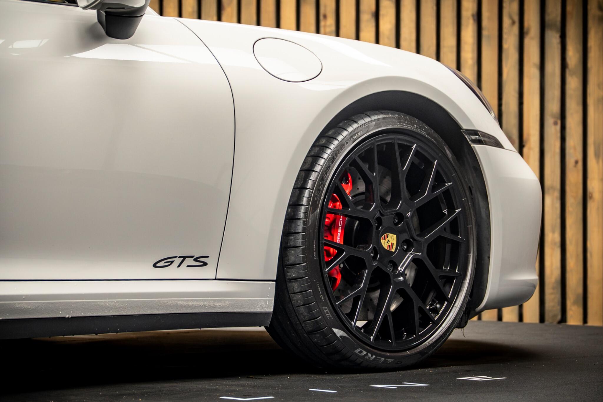 Porsche 911 view 15