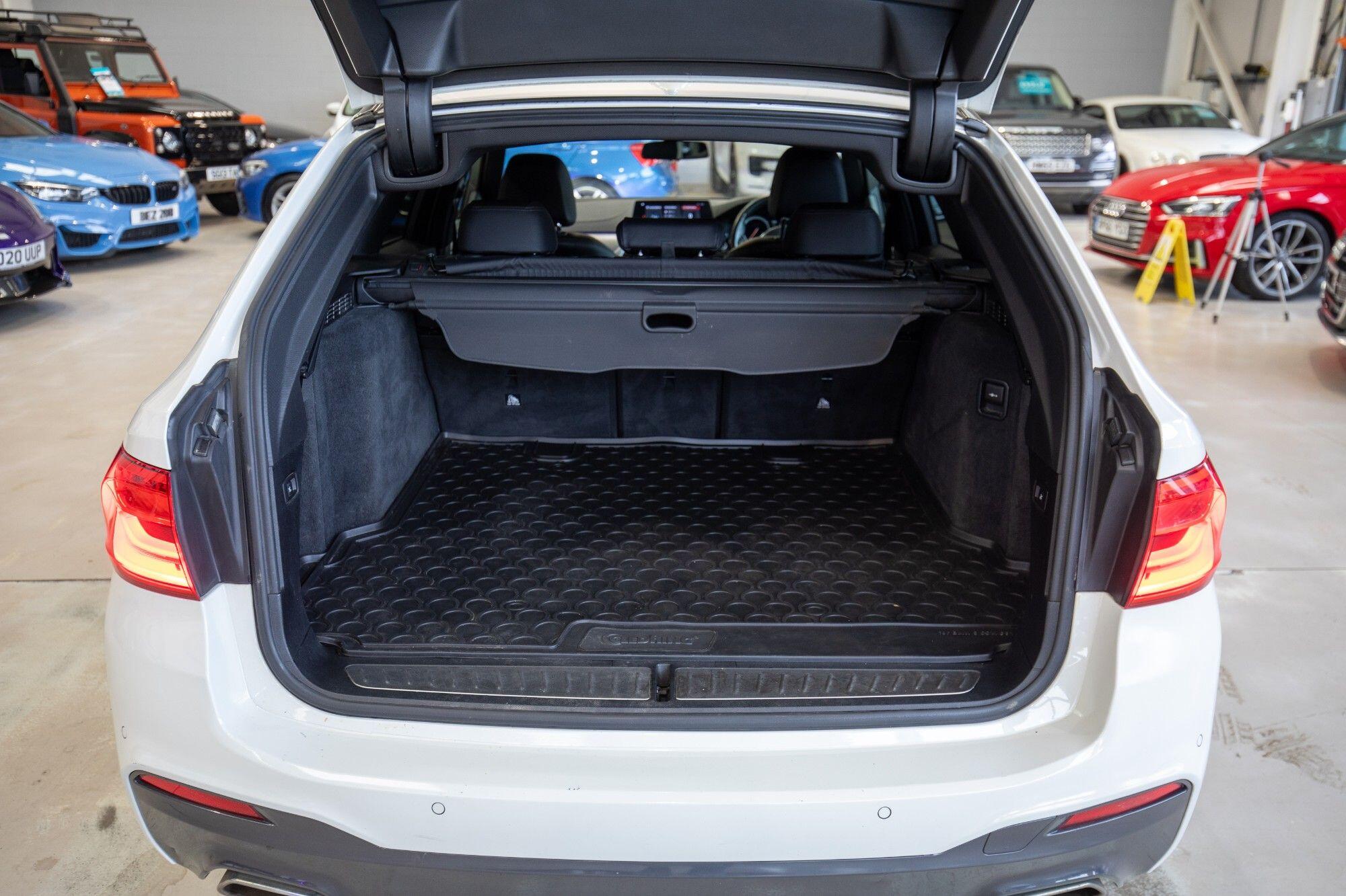 BMW 5 Series view 37