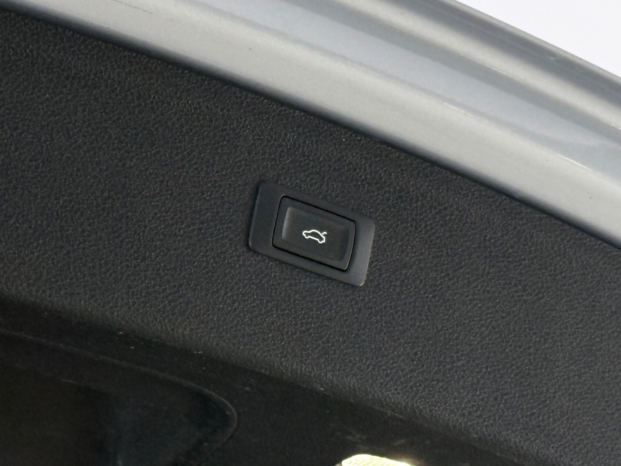 Audi Q5 view 11