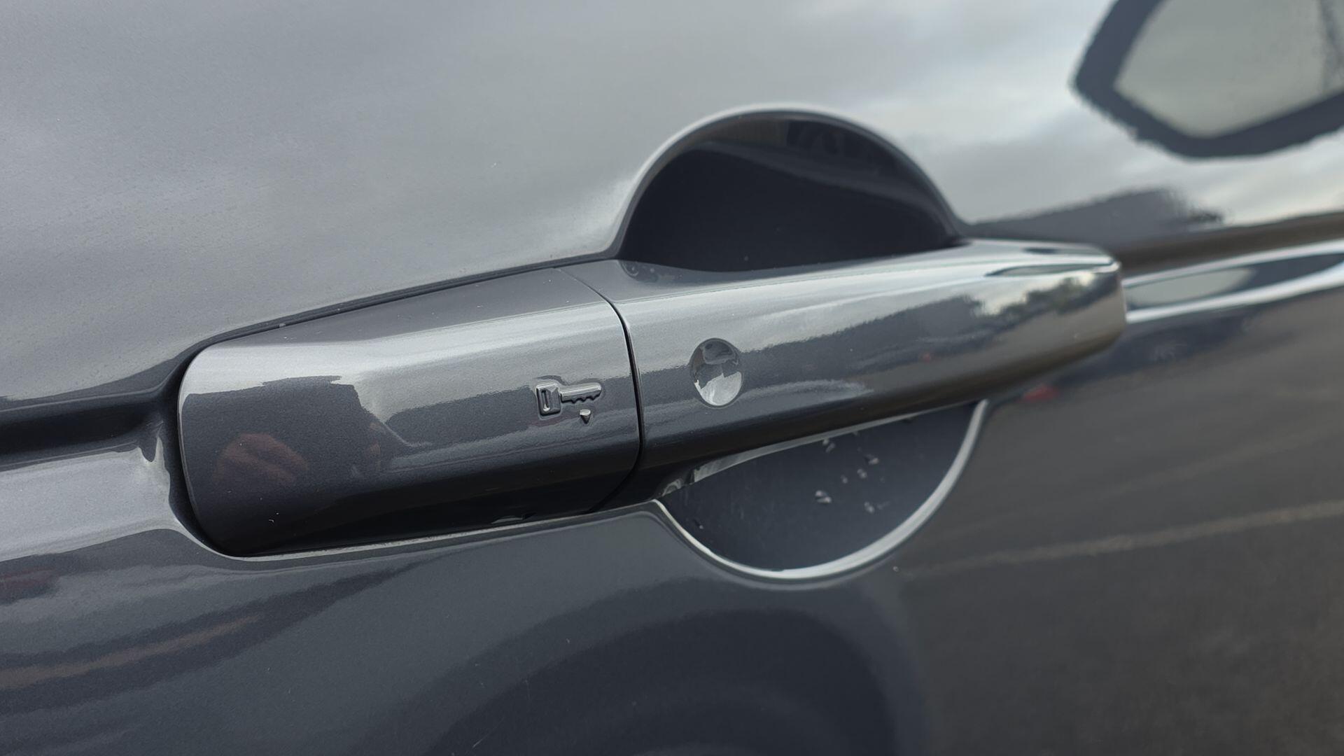Land Rover Discovery Sport view 25