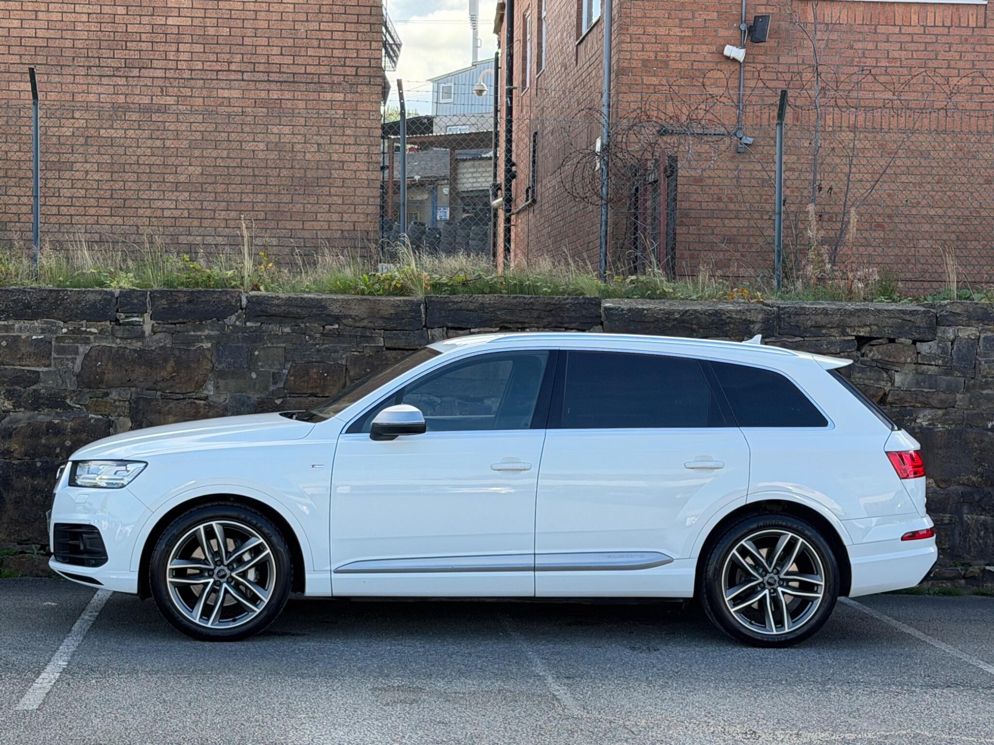 Audi Q7 view 4