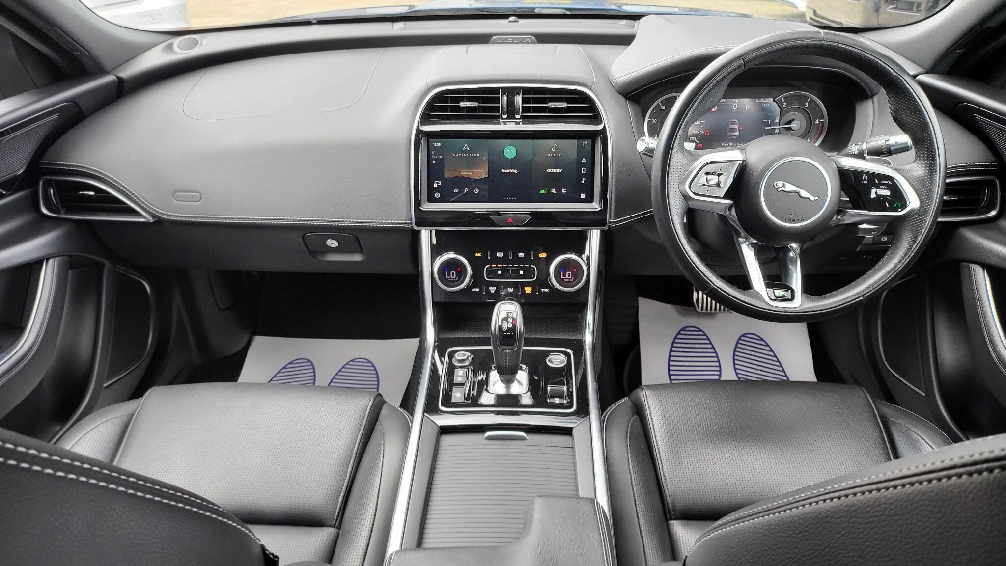 Jaguar Xe view 3