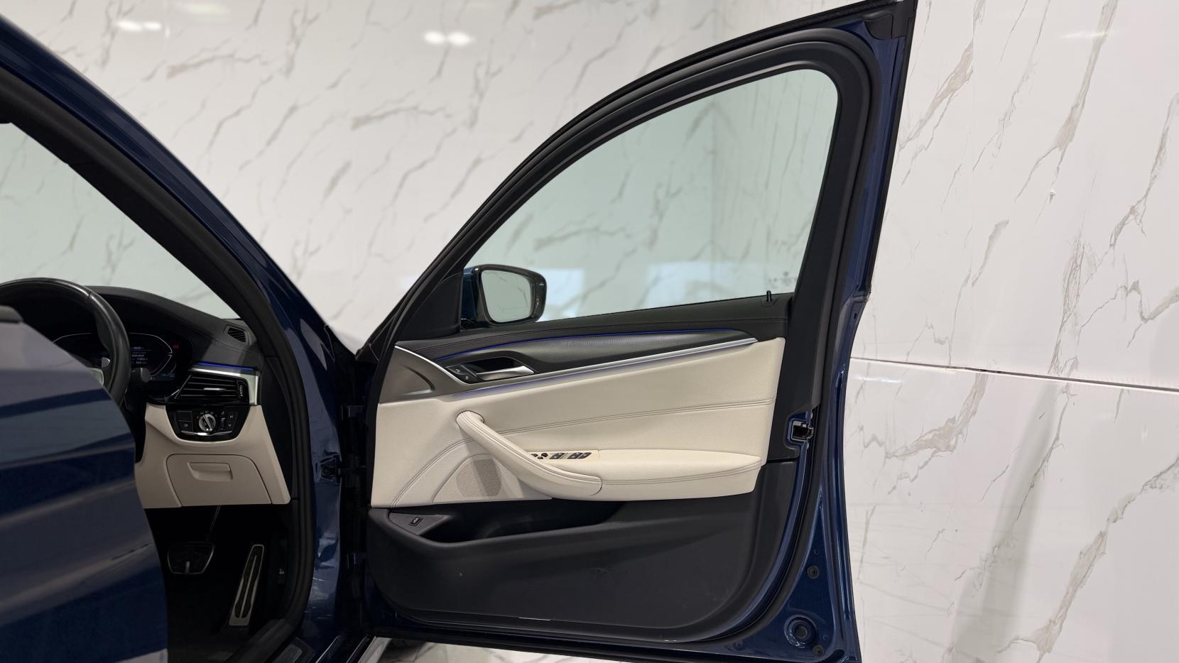 BMW 5 Series view 33