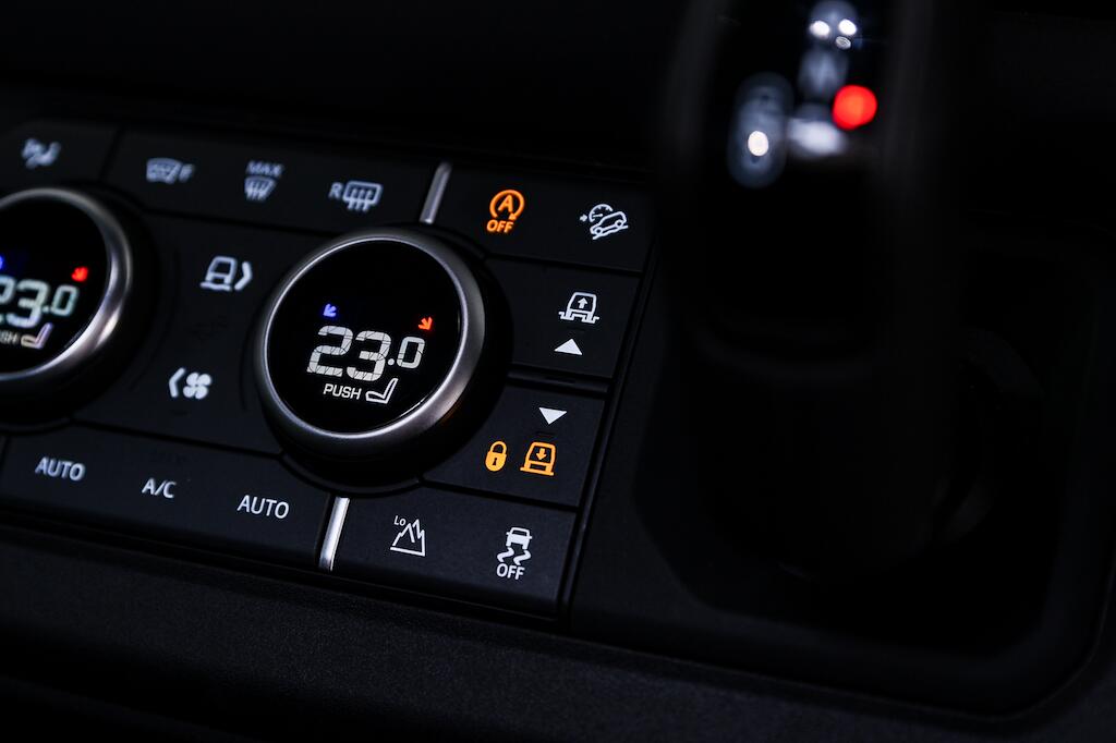 Land Rover Defender view 28