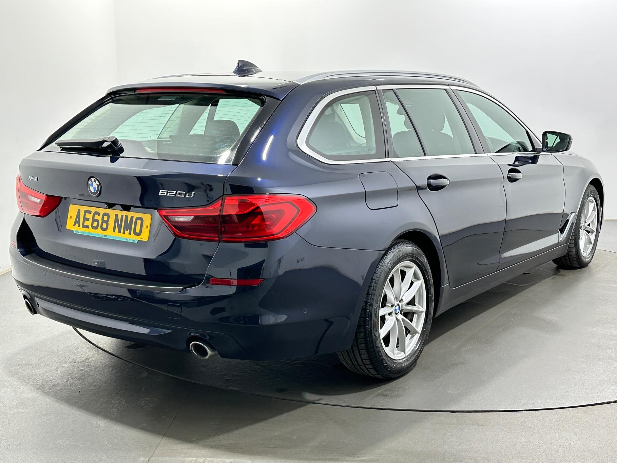 BMW 5 Series view 8