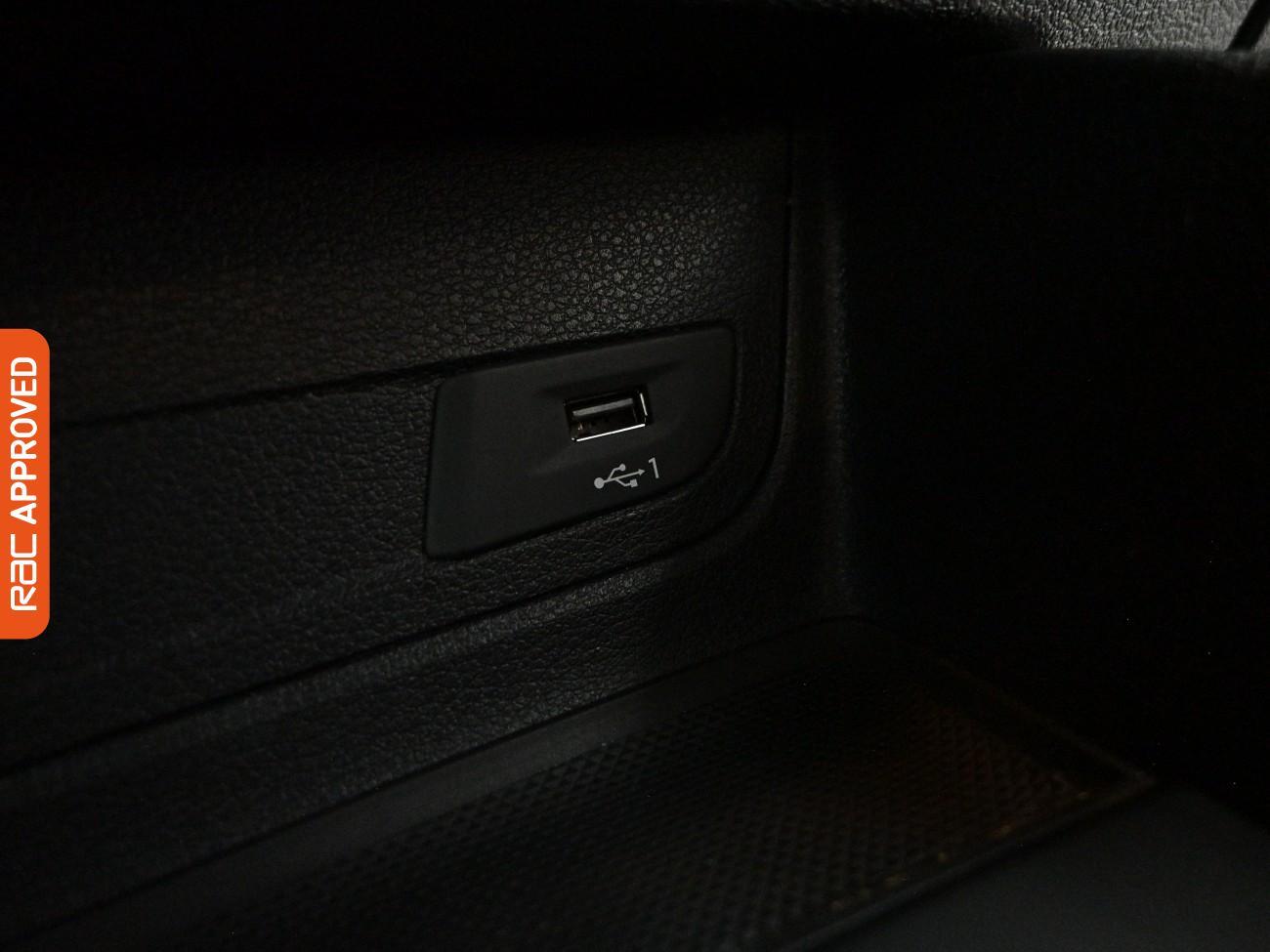 Audi Q2 view 18