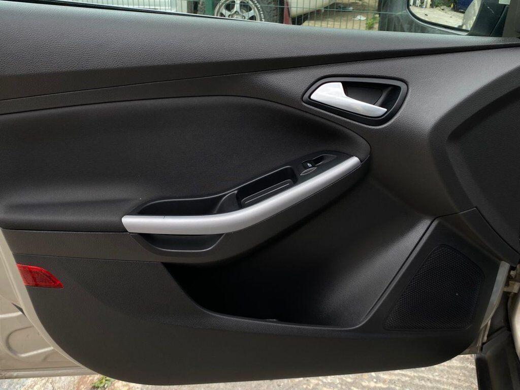 Ford Focus view 15