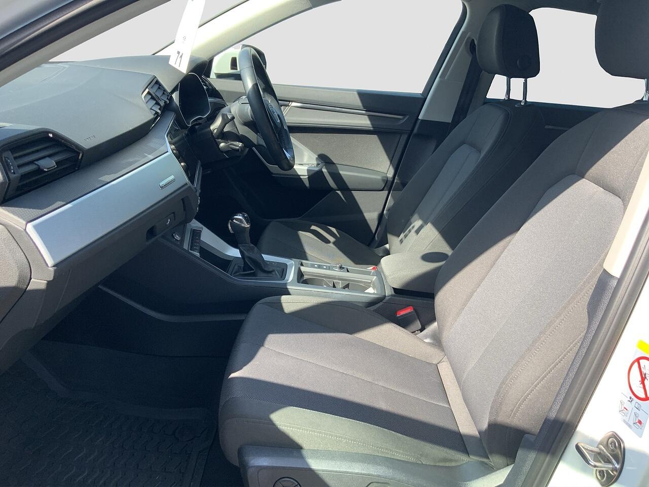 Audi Q3 view 12