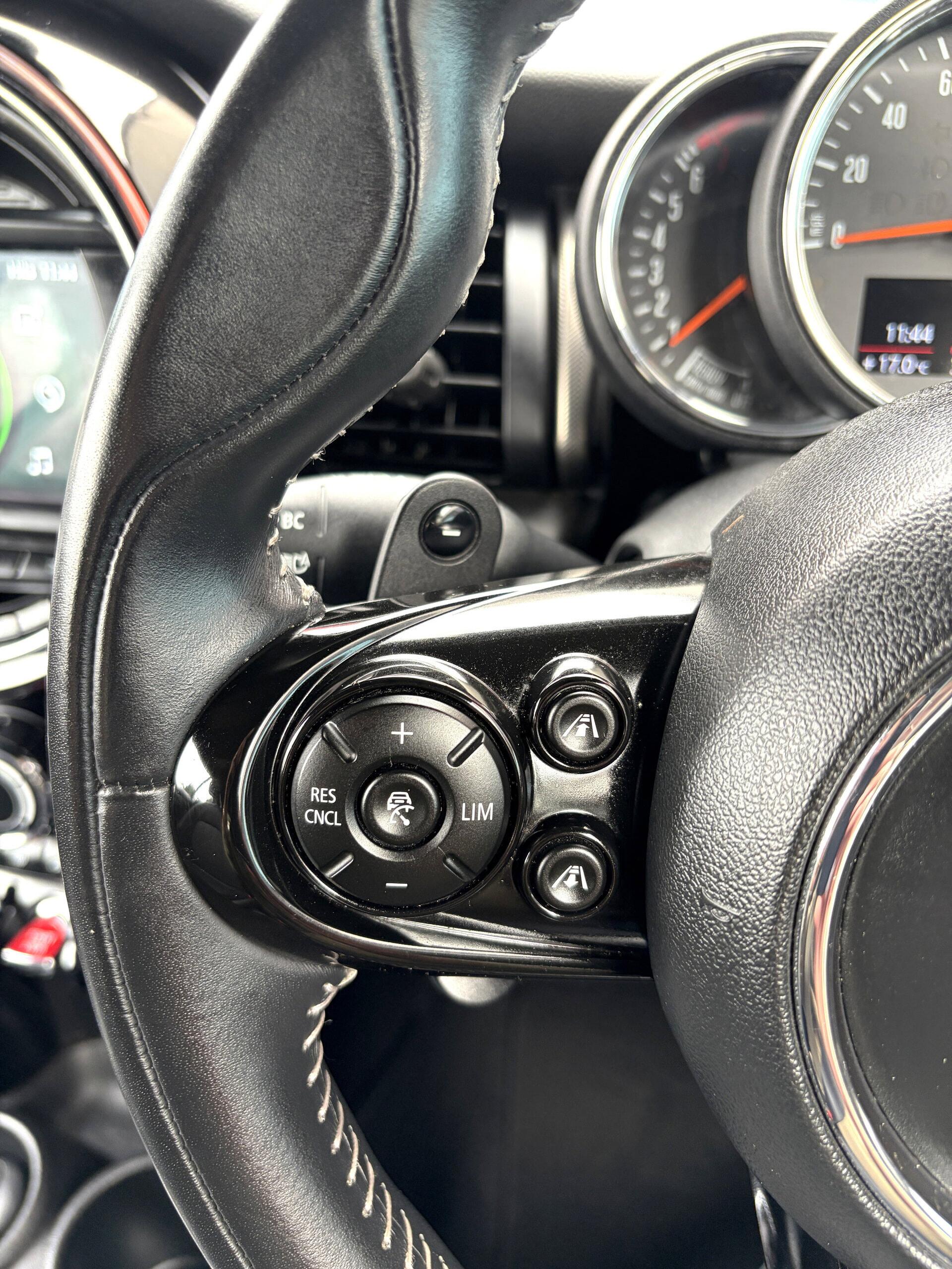 Mini Convertible view 22