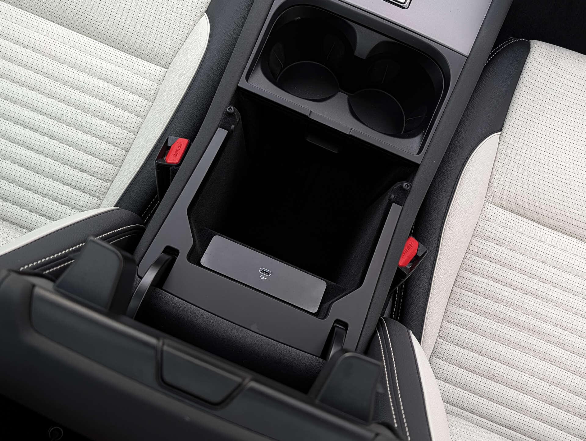 Land Rover Discovery Sport view 42