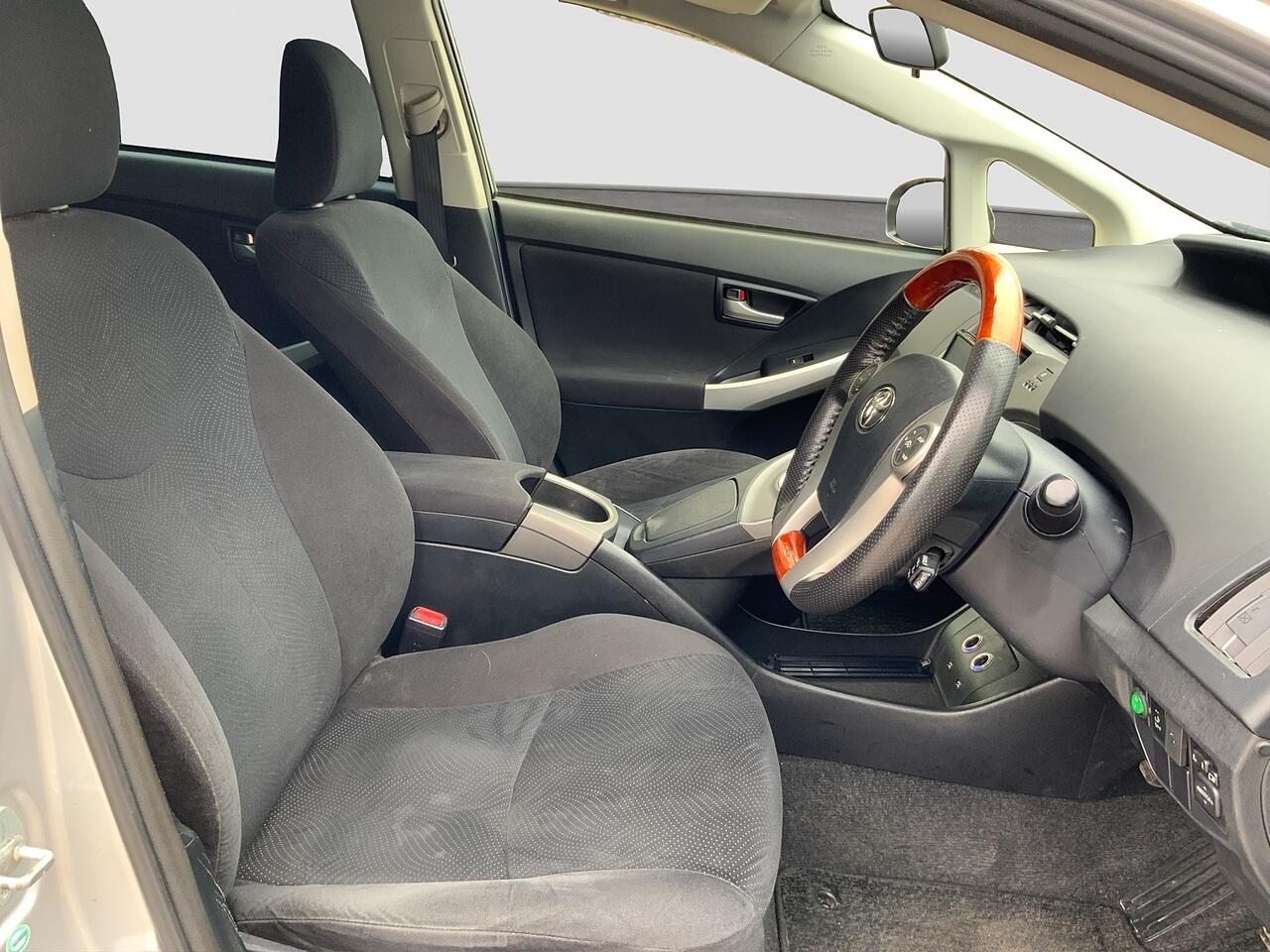 Toyota Prius view 11