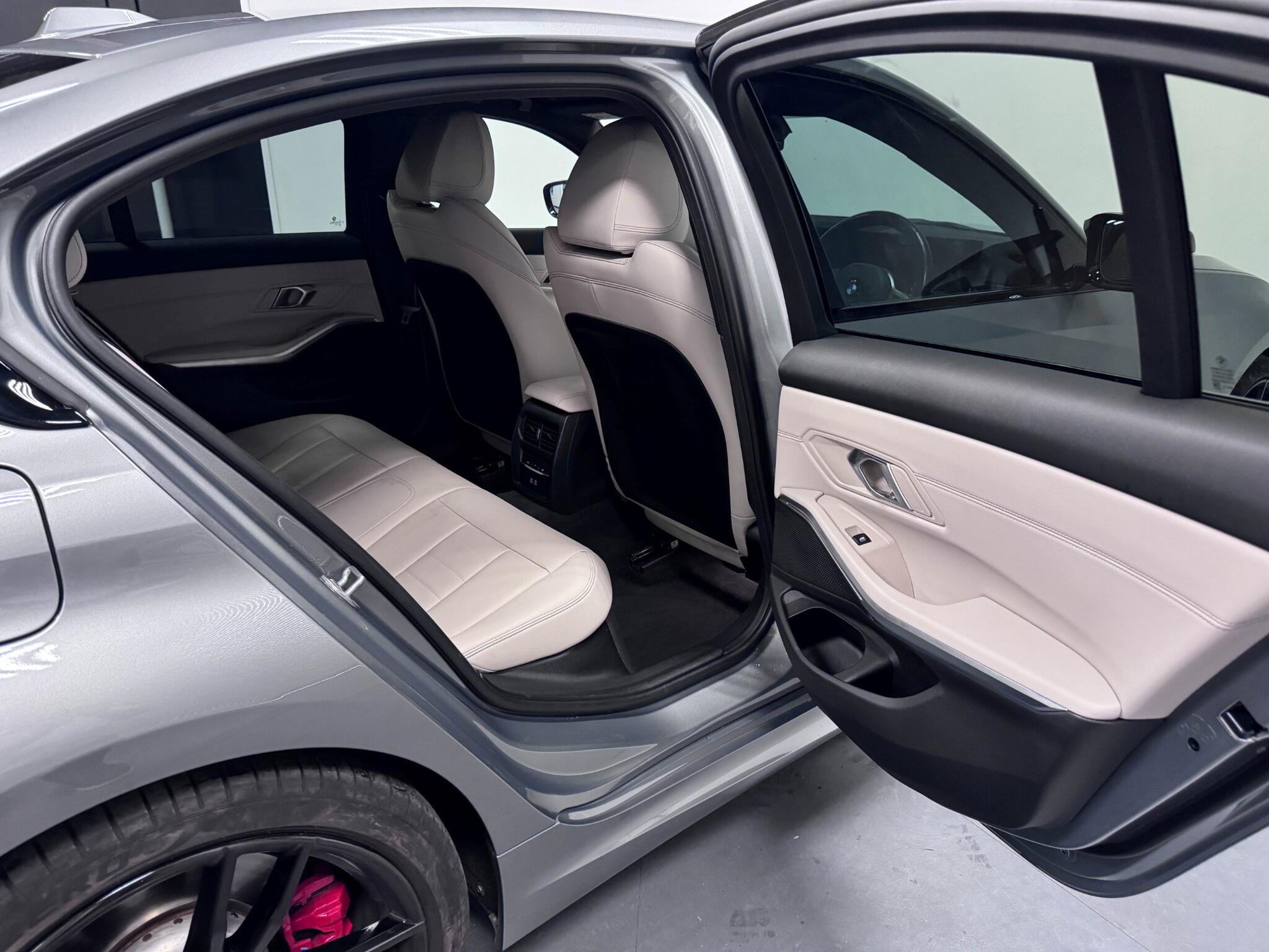 BMW 3 Series view 28