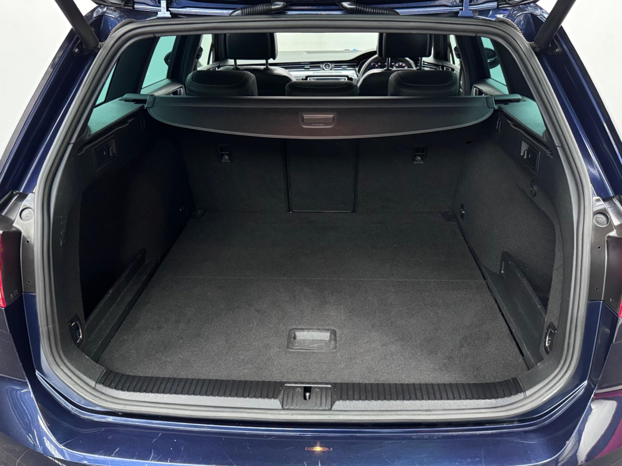 Volkswagen Passat view 29
