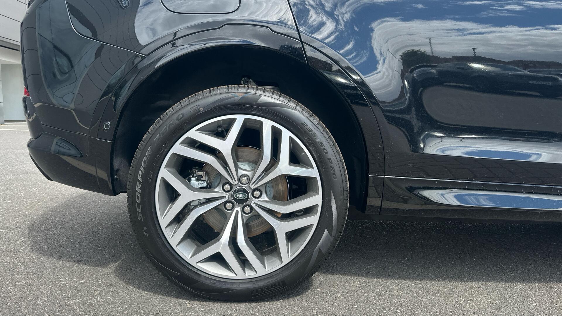 Land Rover Discovery Sport view 19