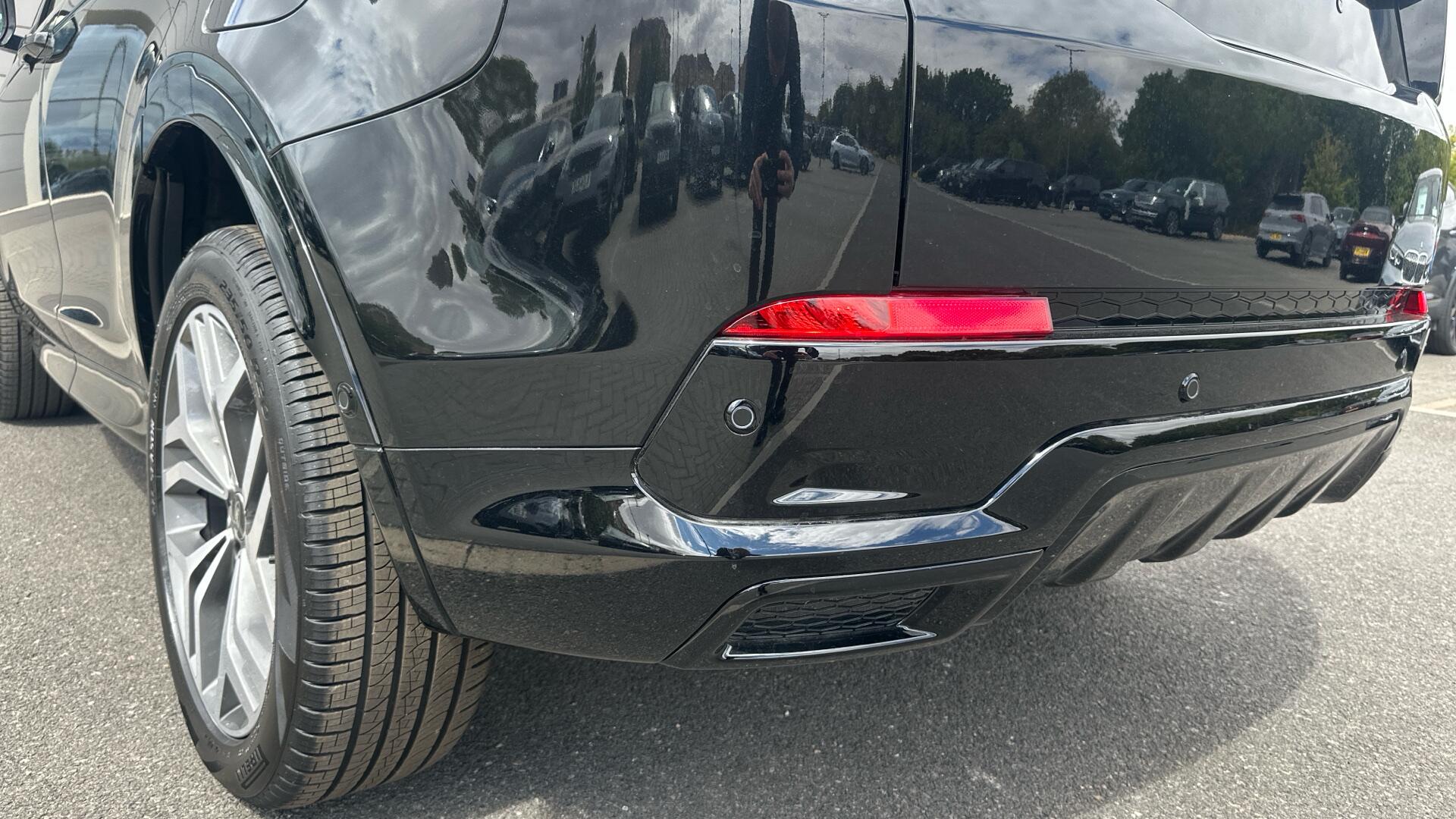 Land Rover Discovery Sport view 21
