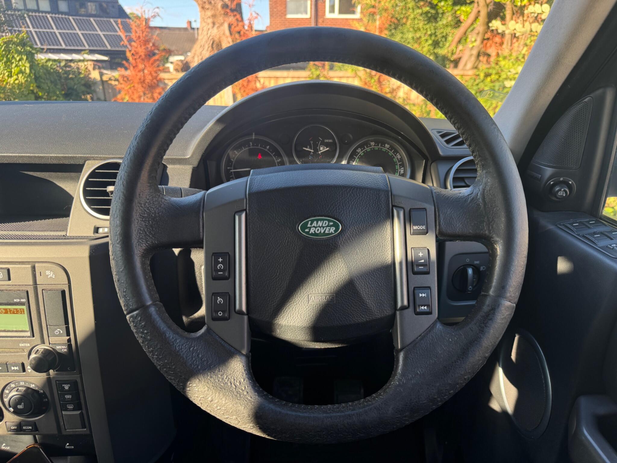 Land Rover Discovery view 30