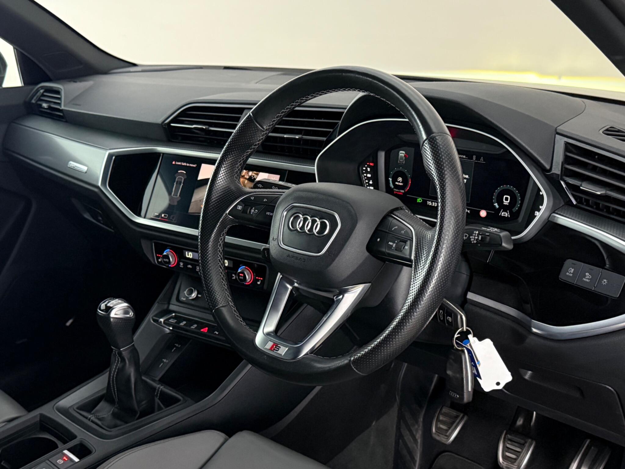 Audi Q3 view 3