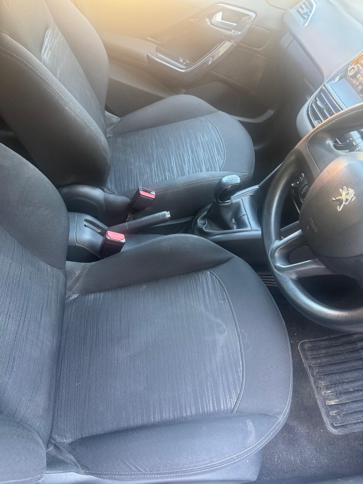 Peugeot 208 view 11