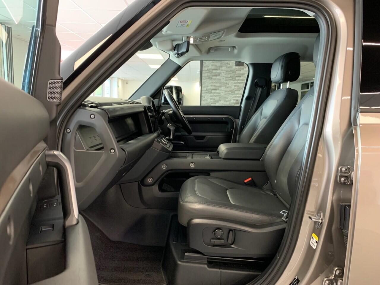 Land Rover Defender 110 view 33