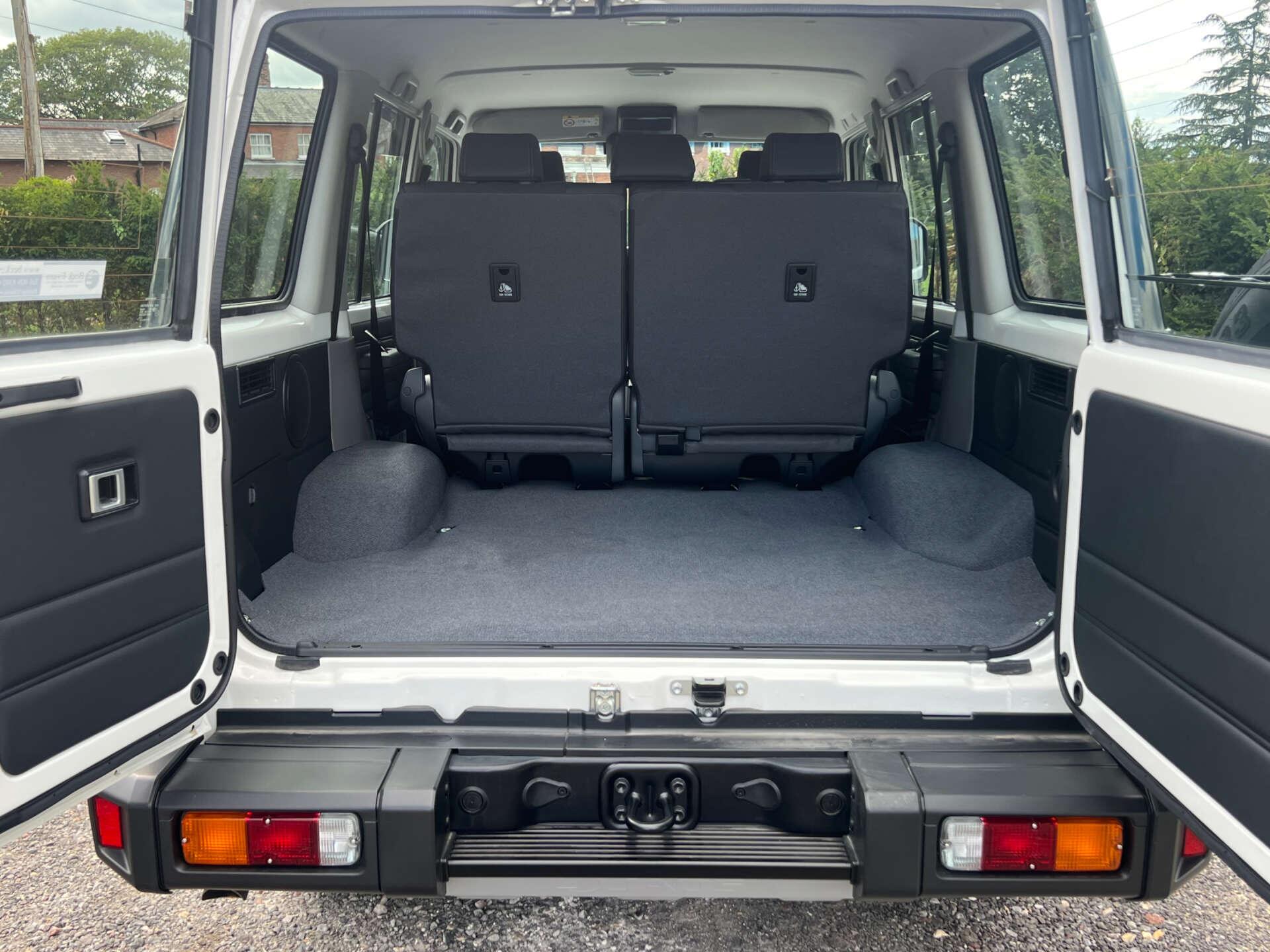 Toyota Land Cruiser view 14