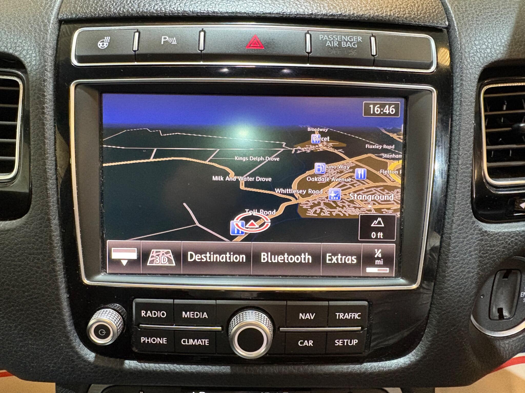 Volkswagen Touareg view 5