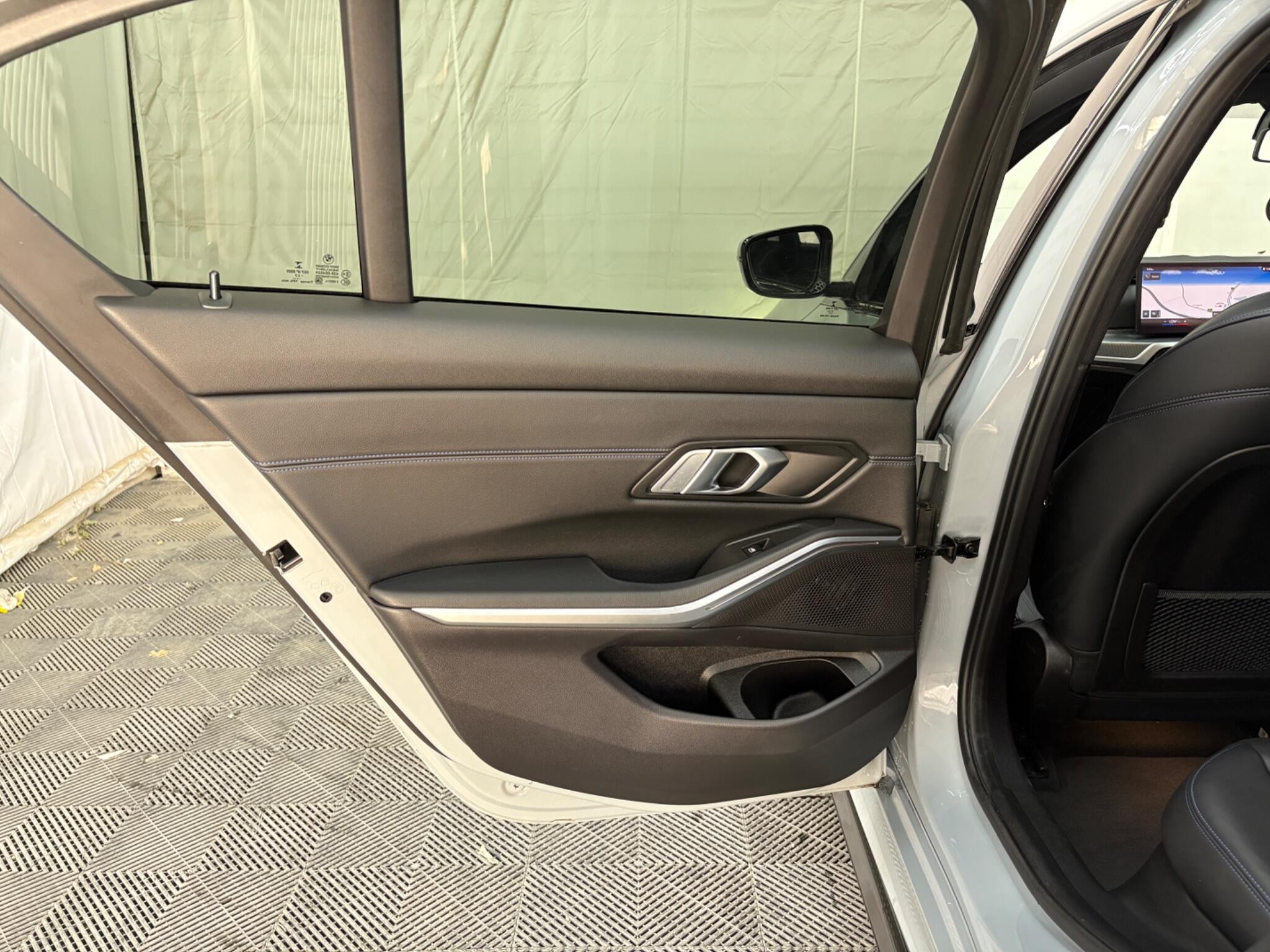 BMW 3 Series view 30