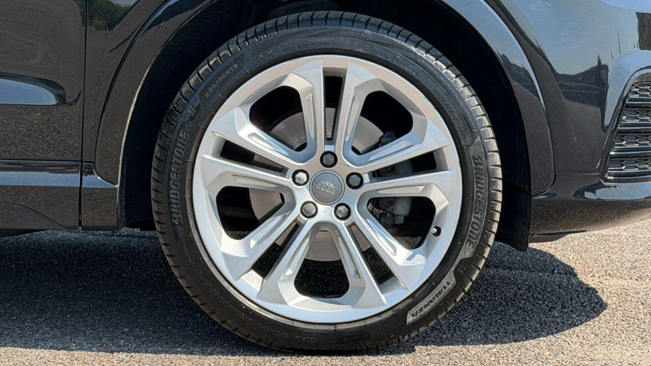 Audi Audi Q3 view 32